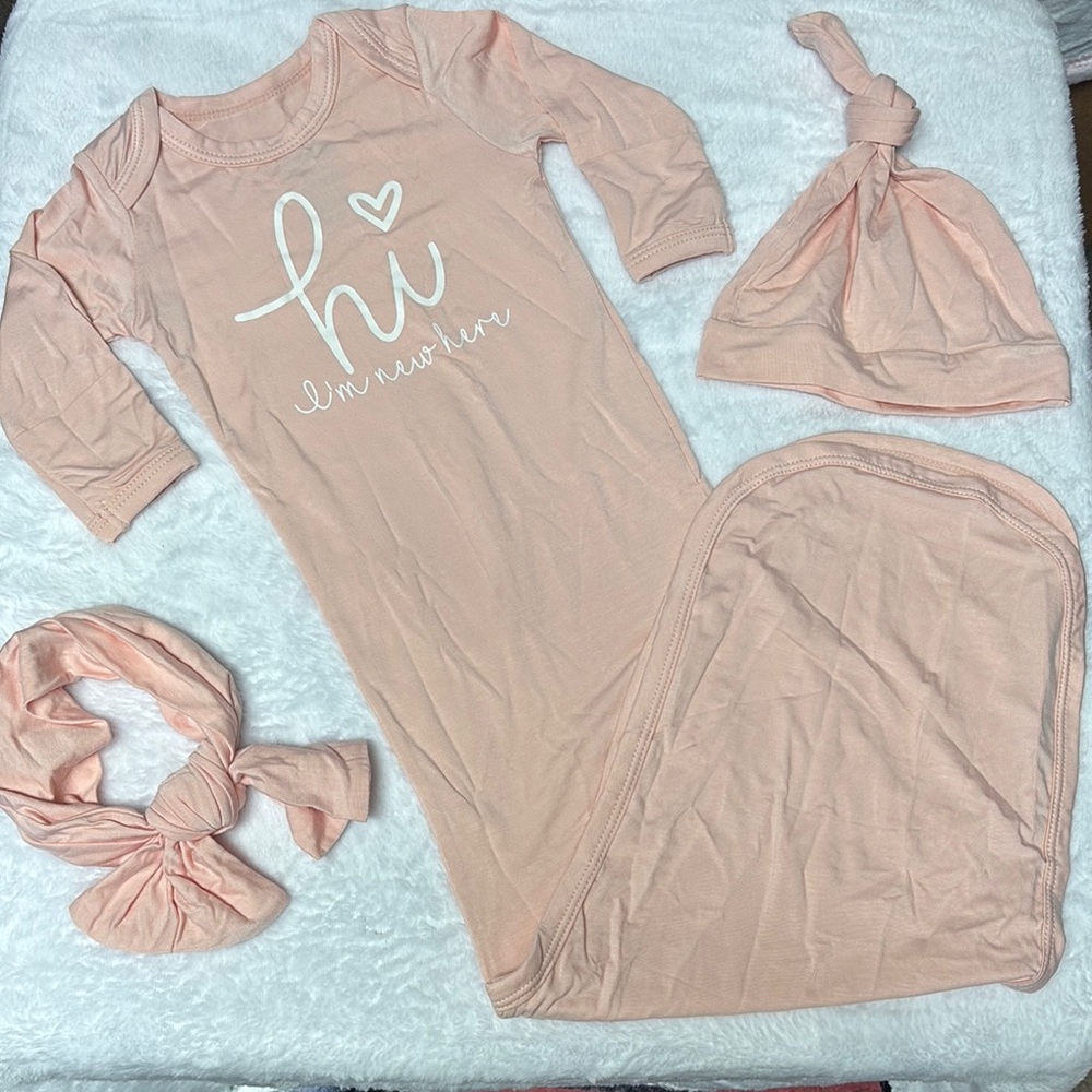 NWOT Suzel 3pc Infant Set: Hat, Headband, Sleep Dress/Sack. “Hi I’m new here”